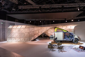 La instalación de diseño «Transcend Journey» de Kia expone los modelos Kia PV5